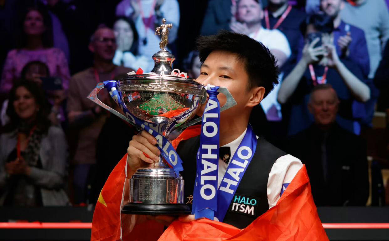 更衣室的每 更衣室的每